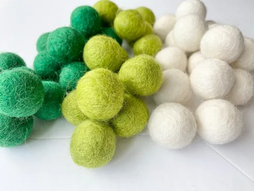 Vista 2 de 2.5 cm Handmade Felt Balls - Bulk Quantity: 50 - St Patrick's Day Colors: Emerald Green, Lime Green, White - 100% Wool Poms for Crafts, Garland