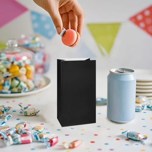 Vista 6 de Bolsas de papel negras mini KEYYOOMY, bolsas negras de fiesta para regalos, pequeña bolsa de papel para favores de fiesta, bolsa de papel