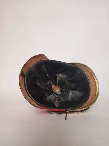 Vista 6 de AnNafi Casco rojo alemán Pickelhaube Casco imperial prusiano Pickelhauben Disfraz de oficial militar de latón con púas para hombre Segunda Guerra