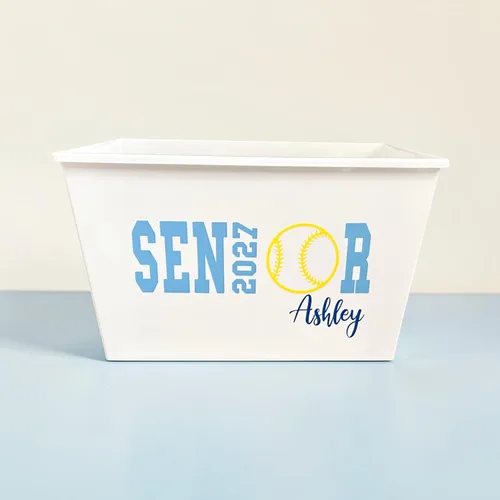 Vista 7 de Cesta de regalo deportiva personalizada con nombre de equipo de sóftbol, para graduados de 2027, contenedor de decoración, contenedor de regalo