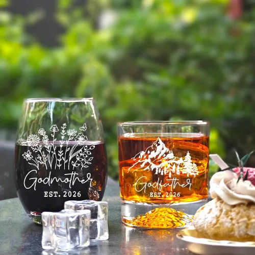 Vista 4 de Est 2026 - Juego de regalo de whisky de montaña y copa de vino de 15 onzas, anuncio de embarazo, Día de la Madre y del Padre, regalos de San