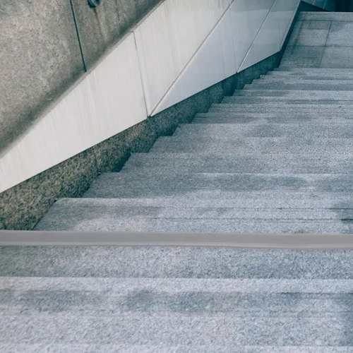 Vista 7 de DOITOOL Autoadhesivo para escaleras, borde de PVC antideslizante, protector de escalera impermeable cortable para escaleras, nariz de escalera