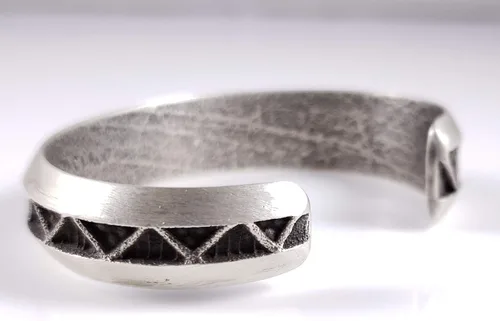 Vista 3 de Pulsera Navajo de plata de ley hecha a mano con diseño de Tufa Cast Stacker Firmado por Monty Claw