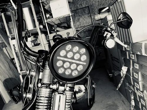Vista 6 de Eagle Lights Faro delantero delgado de 5.7 pulgadas con múltiples proyecciones para faros Harley Davidson y Indian (negro)