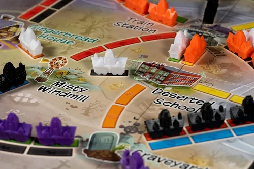 Vista 2 de Ticket to Ride Ghost Train Juego de mesa Temático de estrategia Diversión familiar Aventura para adultos y niños A partir de 6 años 2-4 jugadores