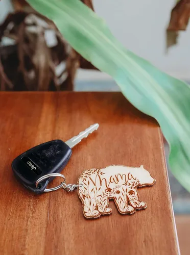Vista 2 de Wooden Mama Bear Keychain Gift For Mom, Engraved Mama Bear Keyring Gift For Her