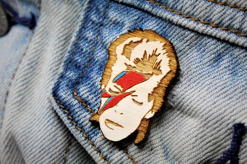 Vista 3 de Star Man Lightning Bolt Face Pin Accesorio inspirado en leyenda glam rock ecléctica de madera pintada a mano