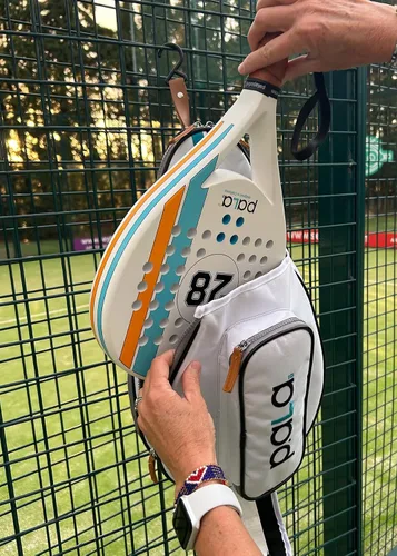 Vista 9 de P.ala Multi-Sport Crossbody Padel Bag – Fits 2 Padel Rackets, Lightweight 2.07 lb, Fence Hook, 13” Device Sleeve, Compact Racket Bag for Padel Blanco