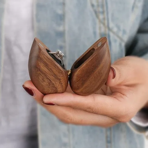 Vista 4 de LitGreen Caja de anillo de madera de nogal en forma de corazón, caja de almacenamiento para boda, propuesta, compromiso