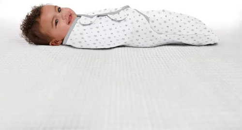 Vista 4 de SwaddleMe - Manta original orgánica, talla S/M, de 0 a 3 meses, paquete de 2 (cielos estrellados)
