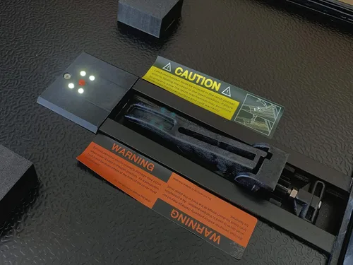 Vista 4 de Vanguard Cubierta Tonneau rígida plegable para caja de camión todoterreno VGHT-034 se adapta a Toyota Tundra 2022-2024 con caja de 5 pies 6 pulgadas