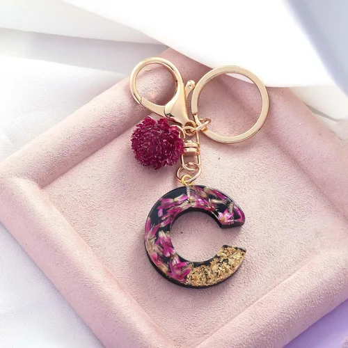 Vista 3 de OKAICEN Llavero con letra inicial del alfabeto para mujeres y niñas, diseño de gomphrena globosa secas, llavero para bolso y bolso