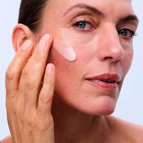 Vista 4 de Clarins Nutri-Lumière Cream Crema hidratante antienvejecimiento restaura la vitalidad de la piel madura nutre y minimiza la apariencia de arrugas