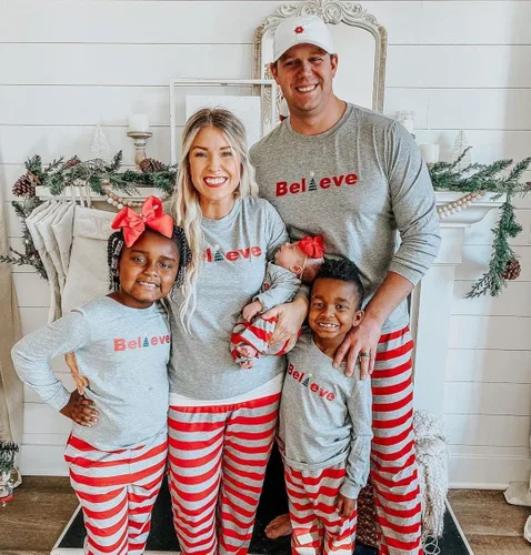 Vista 4 de IFFEI - Conjunto de pijamas familiares de Navidad con estampado de letras ropa de dormir a cuadros