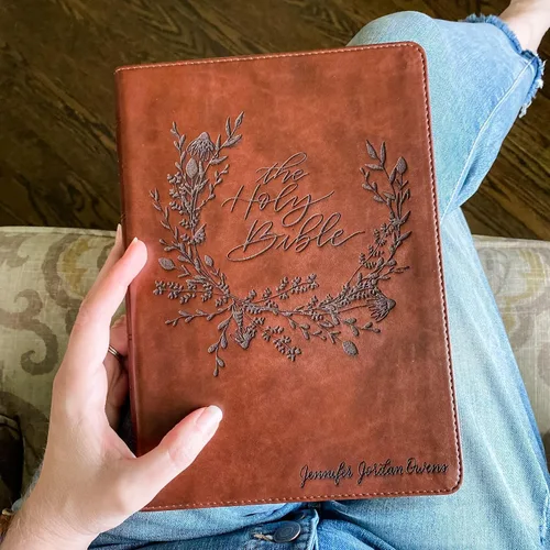 Vista 2 de Biblia ESV con margen amplio, letra manuscrita y grabada con láser, regalo personalizado, grabado de nombre personalizado disponible