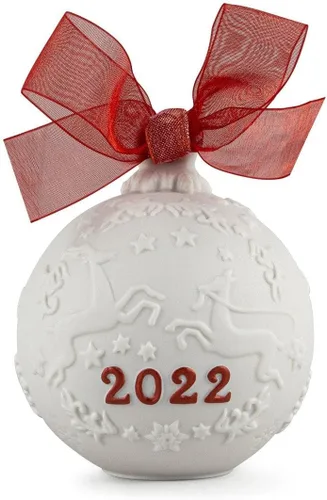 Vista 5 de LLADRÓ Bola de Navidad 2022 Azul. Adorno decorativo en porcelana mate con detalles azules. Bola de Navidad de porcelana