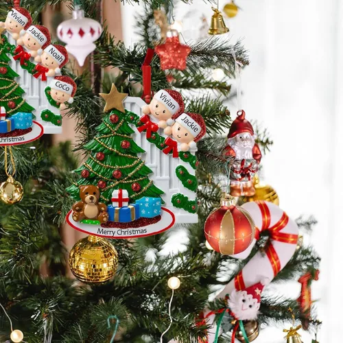 Vista 6 de Adornos de Navidad familiares personalizados con nombre para la familia de 2 banderines personalizados para árbol de Navidad, adorno de Navidad