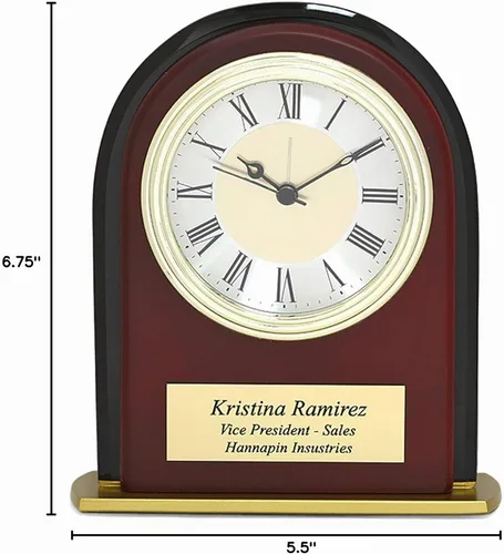 Vista 3 de Executive Gift Shoppe Reloj despertador de escritorio de caoba personalizado arqueado con grabado personalizado