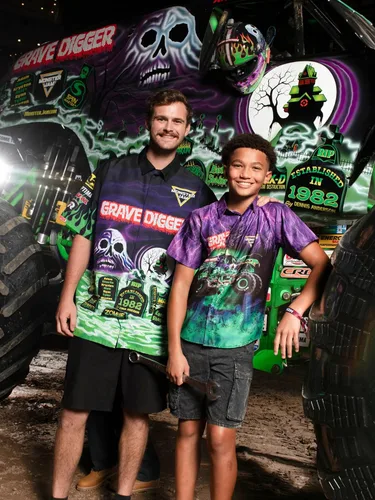 Vista 3 de Monster Jam Camisa hawaiana abotonada para toda la familia, diseño Grave Digger, desde niños pequeños hasta adultos