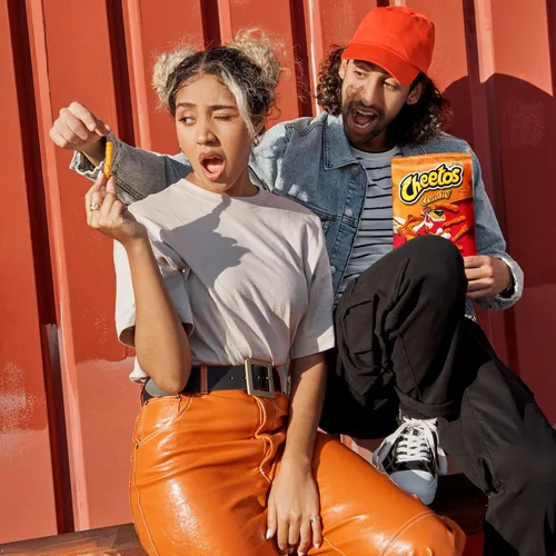 Vista 3 de Cheetos - Bocadillos con sabor a queso, crujientes, 2 onzas (paquete de 64)