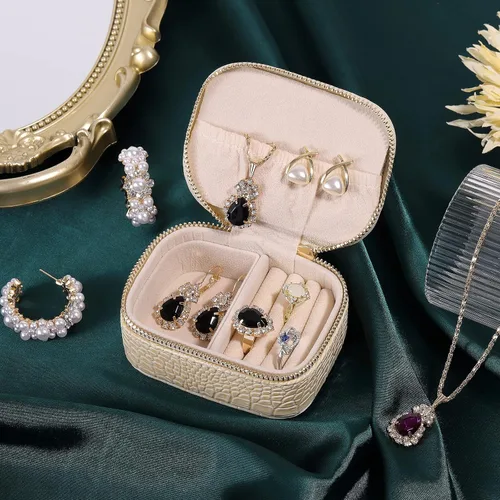 Vista 2 de YMQAHWY Estuche de viaje de joyería, caja organizadora de joyas de viaje, almacenamiento portátil de joyas para mujer, anillos, aretes, collares