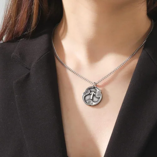 Vista 2 de TEAMER Collar con colgante de amuleto de acero inoxidable de 24 runas de los vikingos nórdicos, joyería con símbolo de la suerte y la bendición