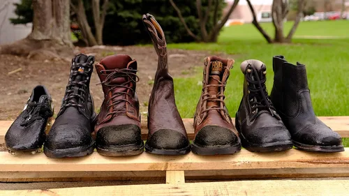 Vista 4 de Leather Hero Protector de botas de trabajo con cepillo para botas de trabajo con refuerzo de puntera - da vida extra a tus botas, 3 onzas