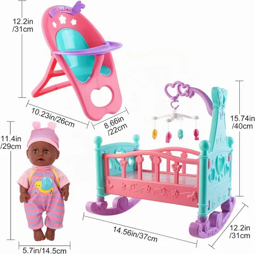 Vista 5 de deAO Conjunto de Muñeca Bebé Negra - Móvil, Silla Alta, Cochecito y Accesorios de Alimentación - Juego de 21 Piezas (Muñeca Incluida)