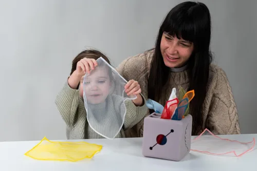 Vista 2 de Taf Toys Caja de pañuelos para bebé con conejito emergente - Actividad sensorial Montessori con 10 pañuelos de tela para el desarrollo motor fino