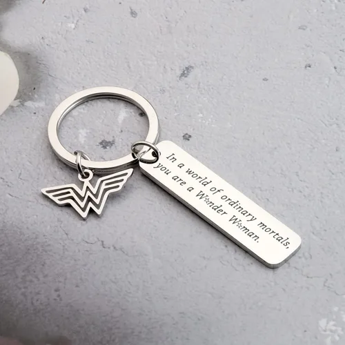 Vista 5 de ENSIANTH Wonder Woman Llavero inspirado en DC Comics Regalo en un mundo de mortales ordinarios You are a Wonder Women Inspiration Gift