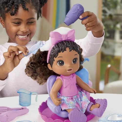Vista 5 de Baby Alive Sudsy Styling Doll, pelo negro, incluye silla de salón de 12 pulgadas, juguetes para niñas y niños de 3 años en adelante
