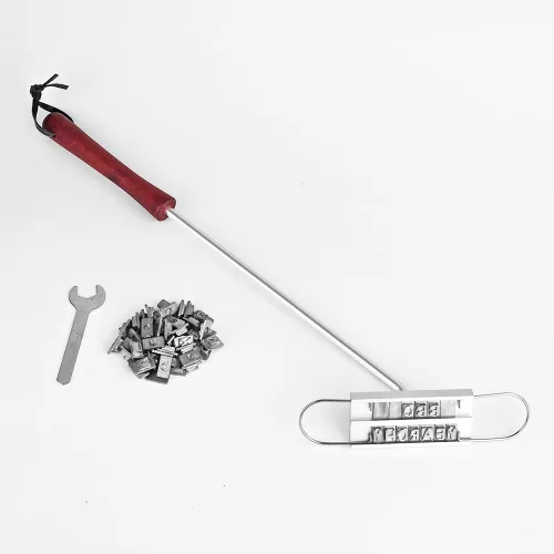 Vista 5 de Hierro de marca BBQ con letras intercambiables y un práctico dibujo, ideal para marcar filetes, hamburguesas y pollo (1)
