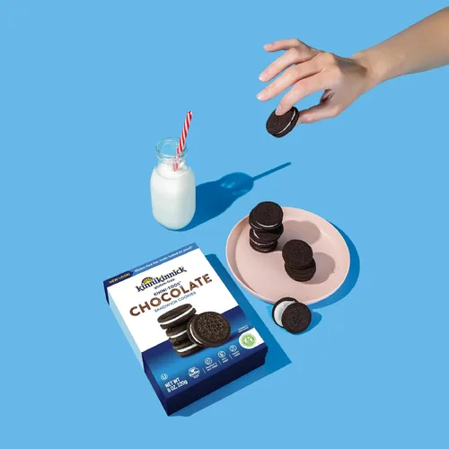 Vista 5 de Kinnikinnick, KinniTOOS Galletas de crema sándwich, chocolate, 8 onzas Galletas de chocolate con centro cremoso de vainilla, aptas para alérgicos