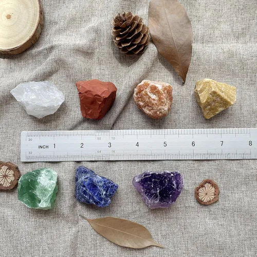 Vista 5 de Caja de regalo de 7 piedras de chakra y cristales curativos, 7 piedras crudas de primera calidad, amatista, cristal transparente, con bolsa