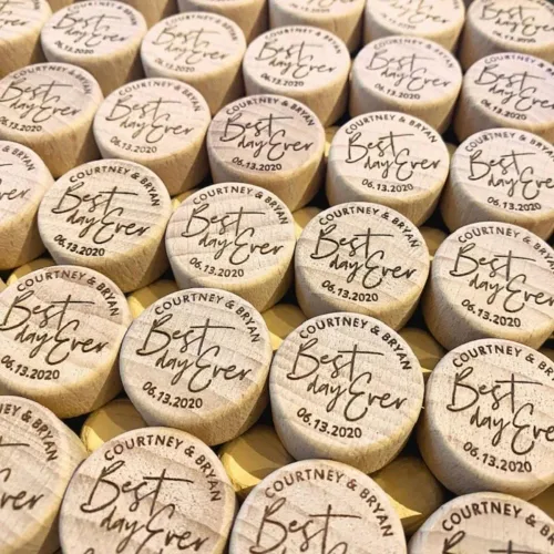 Vista 6 de WOMB Tapón de vino de madera personalizado, decoración de boda, tapón de botella personalizado con diseño láser, nombre de regalo para invitados