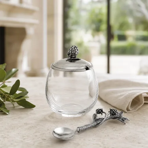 Vista 2 de Vagabond House Tarro de mermelada Blackberry con cuchara, detalles de peltre, elegante recipiente de almacenamiento de alimentos, 5 pulgadas