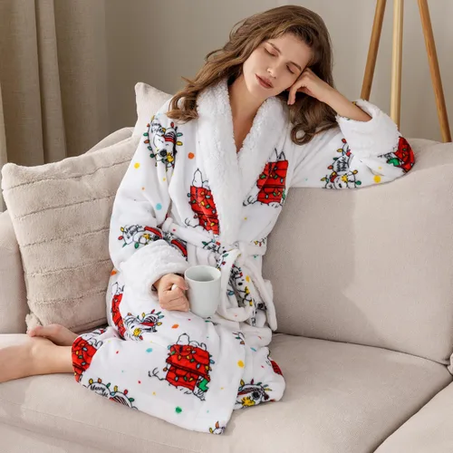 Vista 4 de Berkshire Blanket Peanuts Snoopy - Bata cálida para mujer con exclusiva tela VelvetLoft y cuello Sherpa
