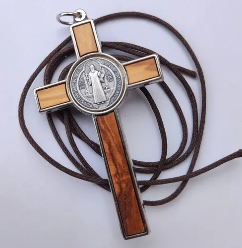 Vista 5 de Collar con colgante cristiano de cruz de crucifijo de metal de madera de olivo de San Benito, 3 pulgadas, Metal Madera, No es una piedra preciosa