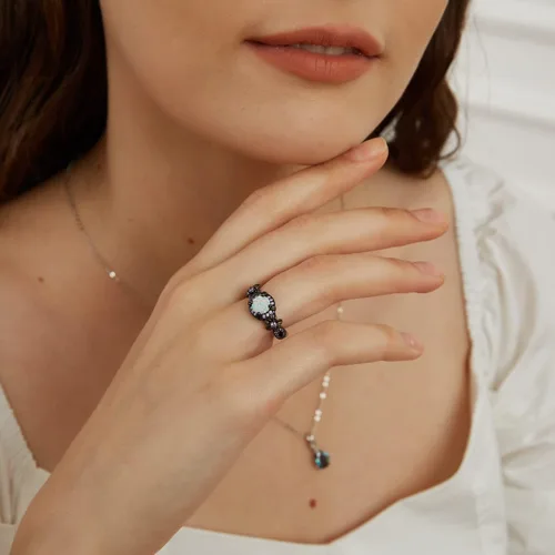 Vista 2 de Opaltop - Anillo de compromiso chapado en negro con ópalo de fuego blanco y amatista tallas 5 a 10 para niñas y mujeres latín 8 negro aro