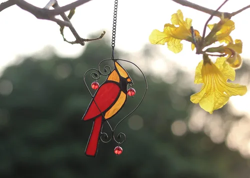 Vista 2 de Adorno de cardenal rojo de vitral colgante para ventana, adornos de pájaros atrapasueños para ventana, regalos de cardenal para abuela, mamá, regalo