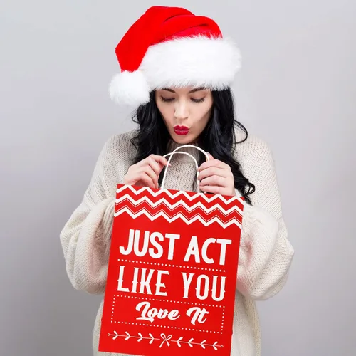 Vista 6 de Zonon 8 bolsas de regalo divertidas de Navidad con asas, bolsas de favor de fiesta de Navidad rojas y verdes con frases humorísticas, suministros