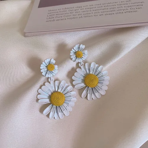 Vista 6 de Aretes colgantes de margarita para mujer, aretes de margarita con diseño de damángel, aretes de verano para mujer, regalo de los años 60 y 70
