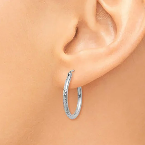 Vista 6 de Aretes de aro de oro blanco de 14 k con corte de diamante, (tubo de 0.079 in)