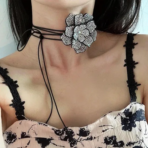 Vista 6 de Gargantilla de flores con diamantes de imitación, collar ajustable de flores de encaje para mujer, collares largos de cristal para fiesta