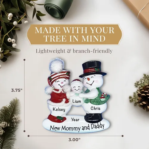 Vista 4 de Adorno personalizado para mamá y papá 2025 Personalización gratuita las 24 horas Adornos de Navidad familiares grabados con láser para árbol