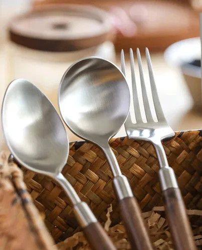 Vista 6 de Juego de cubiertos de madera para 6 cubiertos de acero inoxidable 18/10, mango de nogal, 24 piezas de cubiertos de madera, juego de utensilios