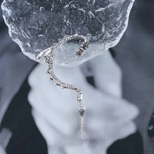 Vista 8 de Aneneiceera Aretes de oreja de dragón gótico, aretes dorados de dragón trepador, aretes largos de dragón exagerado, aretes de clip de cartílago