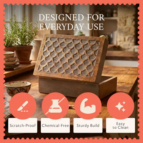 Vista 3 de Caja de madera de vieira (mediana) - Caja decorativa ligera quemada sobre gris con tapa con almohadillas de fieltro debajo y talla de madera - Caja