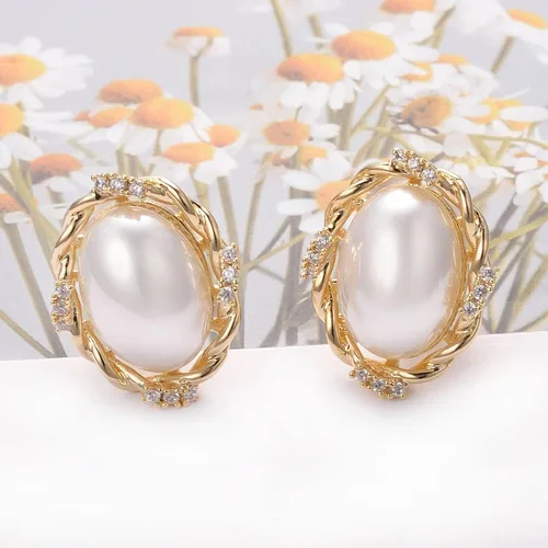 Vista 4 de Yoursfs Aretes de clip de perlas blancas grandes para mujer, chapados en oro de 18 quilates, hipoalergénicos, sin perforaciones, joyería brillante