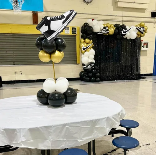 Vista 4 de Zapatos deportivos de baloncesto - Decoraciones de fiesta de cumpleaños para niños y hombres con globos y decoraciones de pelota de tenis